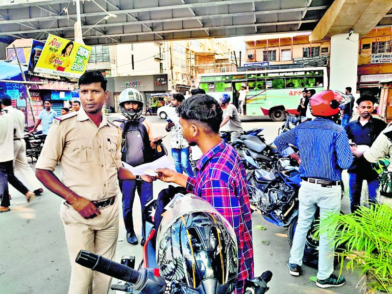 Ranchi News : स्टंट रोकने के लिए स्पोर्ट्स बाइक की चेकिंग