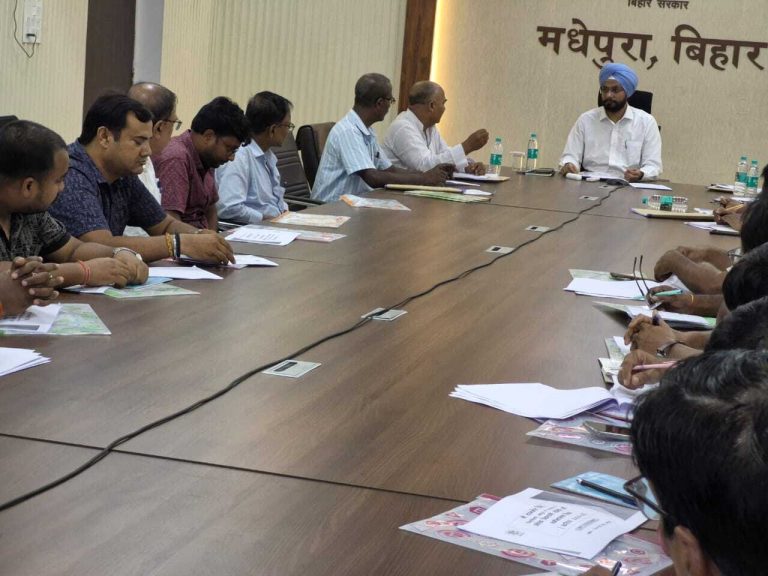 उर्वरक निगरानी समिति की बैठक, ससमय शत-प्रतिशत आच्छादन करें हासिल – डीएम