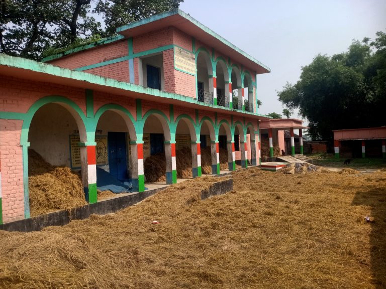 गर्मी छुट्टी होते ही विद्यालय बना पुआल रखने का खमार गर्मी छुट्टी होते ही विद्यालय बना पुआल रखने का खमार