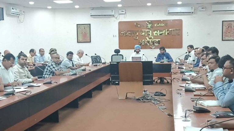 सभी आंगनबाड़ी केंद्रों पर शीघ्र उपलब्ध करायें मूलभूत सुविधाएं: डीएम