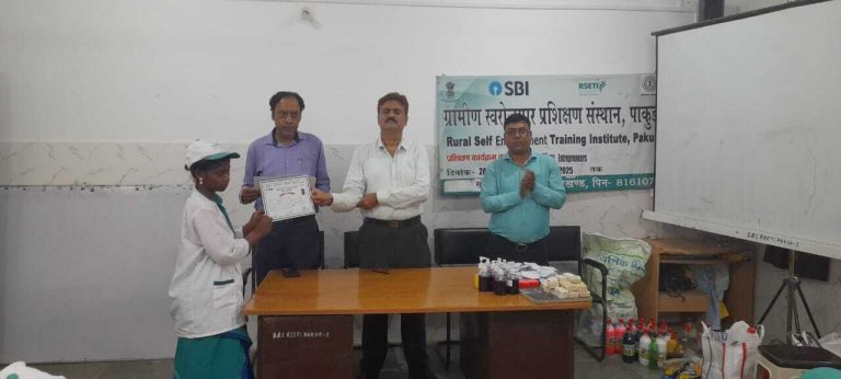 31 दीदियों को मिला उद्यमिता विकास प्रशिक्षण का प्रमाण-पत्र
