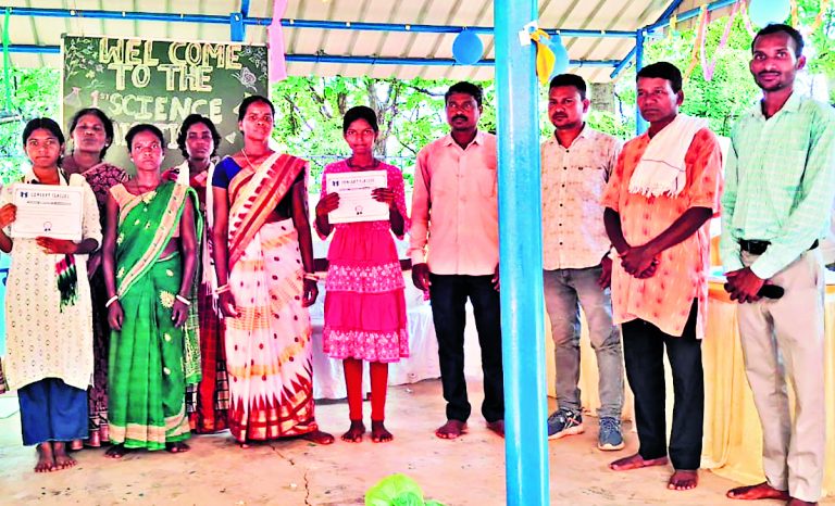 East Singhbhum News : धालभूमगढ़ में विज्ञान प्रदर्शनी,  32 विद्यार्थियों ने लिया भाग