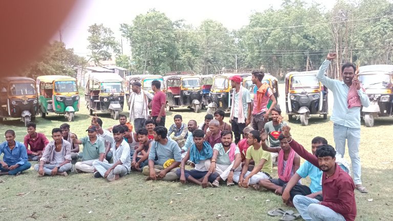बस स्टैंड संचालक के विरोध में टेम्पो चालकों की हड़ताल