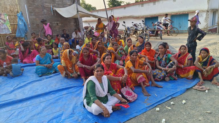 नये ट्रांसफाॅर्मर की मांग को लेकर सड़क पर उतरे उपभोक्ता व ग्रामीण