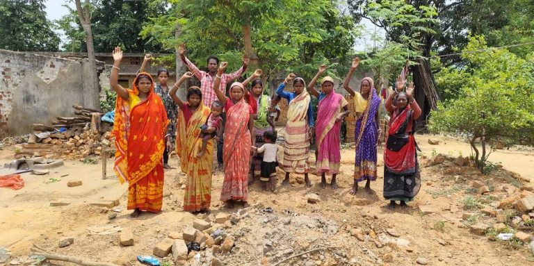 East Singhbhum News : सबरों के पक्का मकान का सपना हुआ चकनाचूर, आवास बनाने को मिली राशि लेकर ठेकेदार फरार