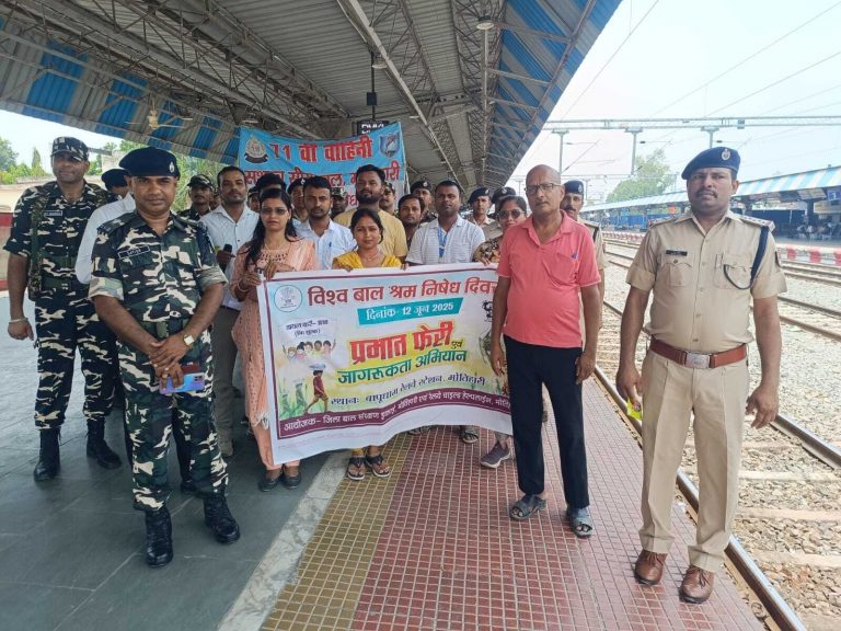 Motihari: प्रभातफेरी निकाल लोगों को किया जागरूक