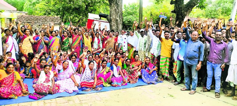 East Singhbhum News : बेनासोल में बाहरी विस्थापितों के पुनर्वास का किया जोरदार विरोध
