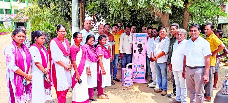 East Singhbhum News : गालूडीह कस्तूरबा में सेनेटरी पैड वेंडिंग मशीन लगी, छात्राएं होंगी लाभान्वित