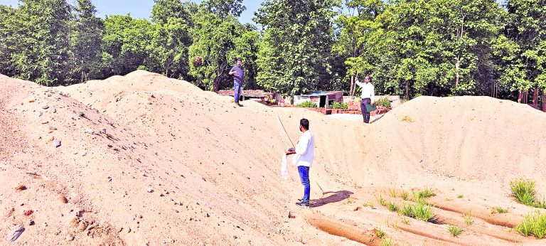 Chaibasa News : संत जेवियर से 1.3 लाख व एकलव्य से 17 हजार सीएफटी बालू जब्त