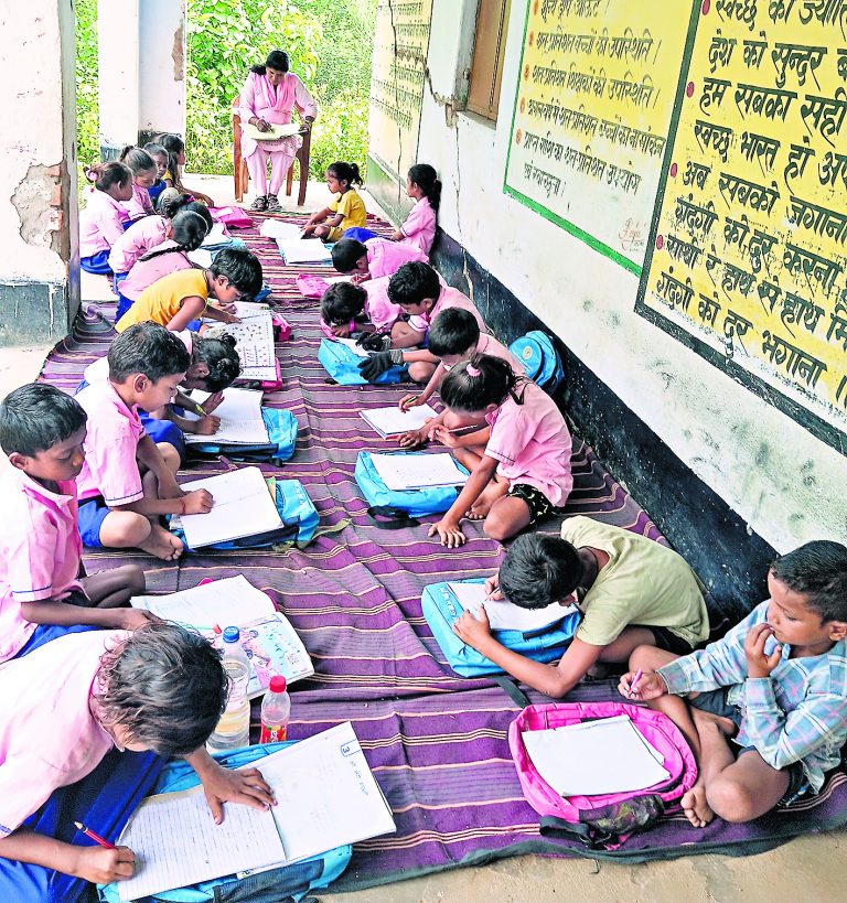 East Singhbhum News : स्कूल भवन जर्जर, एक वर्ष से बरामदे में बैठकर पढ़ते हैं बच्चे