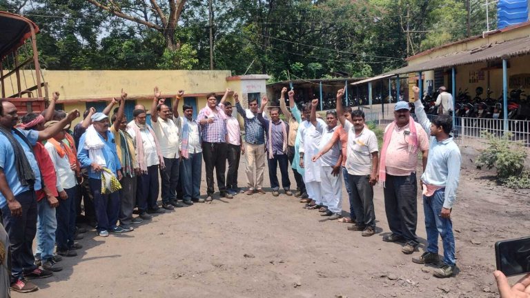 Bokaro News : श्रमिकों की समस्याओं को लेकर प्रदर्शन