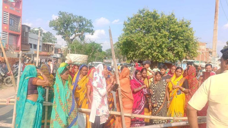 Giridih News: खोरीमहुआ में मंईयां योजना का पैसा उठाने जा रही महिला को ट्रैक्टर ने कुचला, मौत