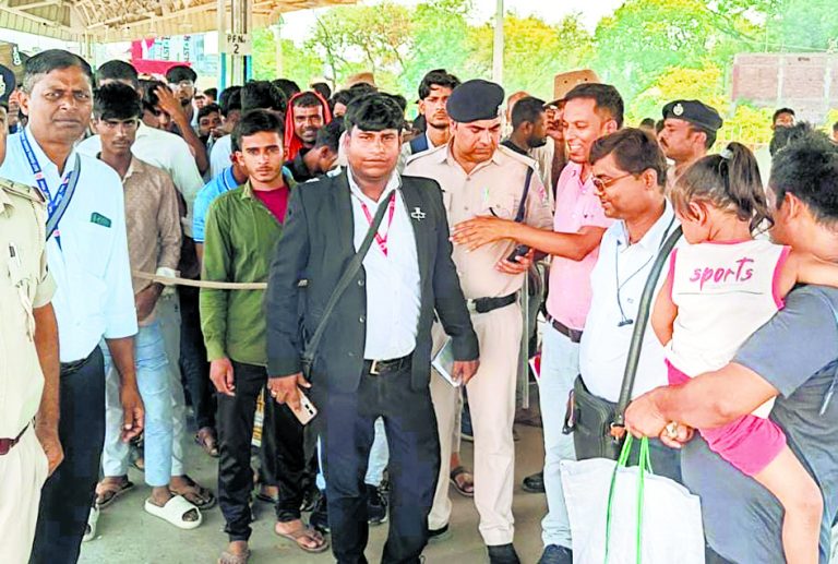 बेटिकट 120 रेलयात्रियों से  “50 हजार से अधिक का वसूला गया जुर्माना
