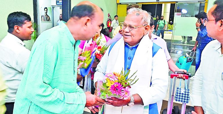 Political news : देवघर पहुंचे जीतनराम मांझी, कहा : खादी व ग्रामोद्योग को मिलेगा बढ़ावा
