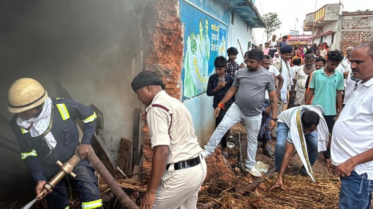 Giridih News :घर में लगी आग, बच्चे के फंसे रहने की सूचना पर परेशान रही पुलिस
