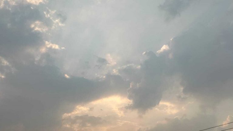 दिन भर उमड़ते घुमड़ते बादलों में बारिश तलाशते रहे लोग, नहीं बरसे मेघ