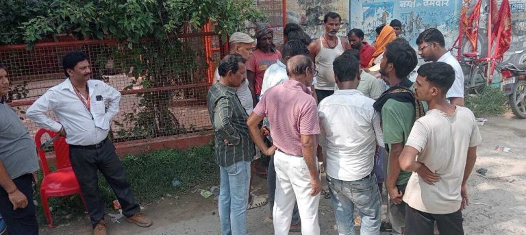 निजी जमीन पर बने सरकारी भवन को जेसीबी से तोड़  हटाया