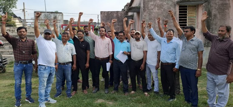 बेमियादी हड़ताल पर गये जिले के ग्रामीण आवास कर्मी