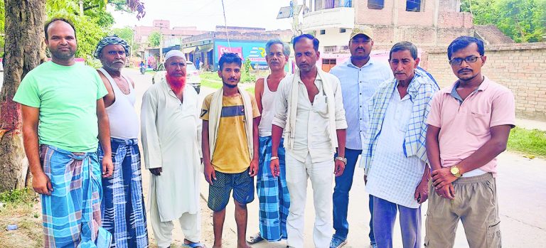 Saran News : सौ केवीए ट्रांसफाॅर्मर की मांग को लेकर ग्रामीणों का प्रदर्शन
