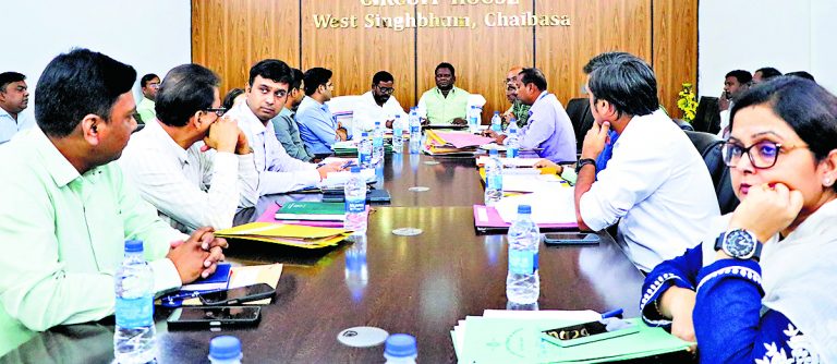Chaibasa News : निजी भवन में चल रहे आंगनबाड़ी केंद्रों को यथाशीघ्र शिफ्ट करें : डीसी