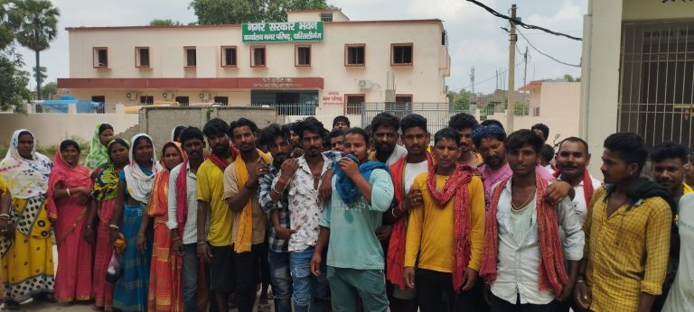 नप कार्यालय पर सफाइकर्मियों का हंगामा