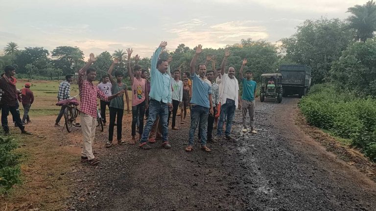 सड़क निर्माण में गड़बड़ी का आरोप, ग्रामीणों ने जताया विरोध