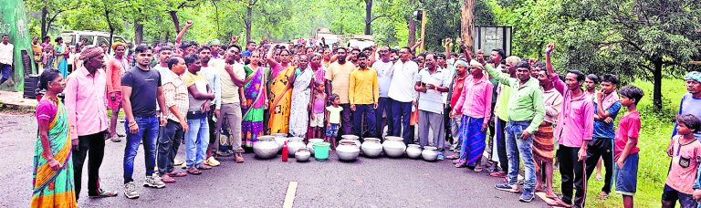 पानी के लिए परेशान 14 गांवों के ग्रामीणों ने किया एनएच जाम