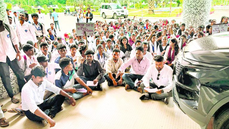 Chaibasa News : आठ माह की पढ़ाई बची है, कॉलेज से निकालना सही नहीं