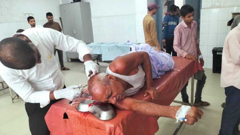 बारिश से बचने के लिए बलरेज के नीचे रहे तीन लोग दबे, एक की मौत