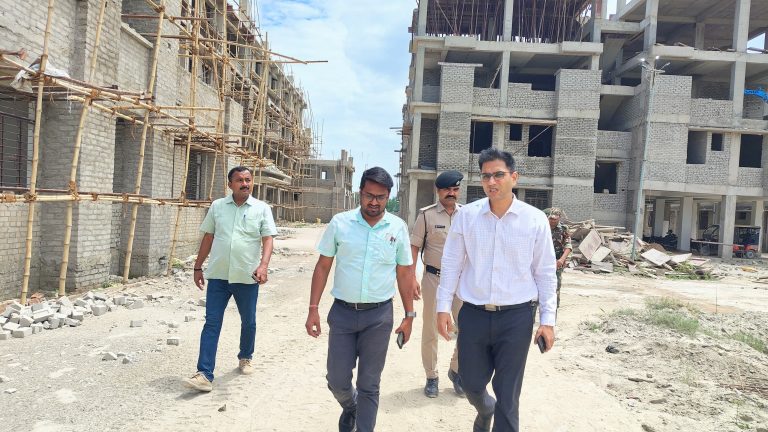 Motihari: निर्माणाधीन राजकीय कल्याण छात्रावास भवन का डीएम ने किया निरीक्षण