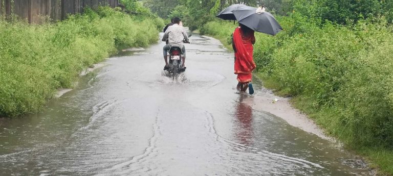 तालाब बनीं सड़कें, प्रभावित हुआ कोयला उत्पादन