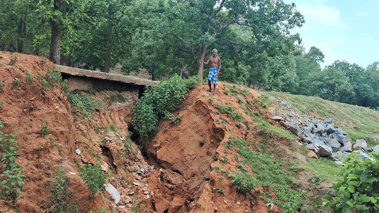 Bokaro News : झुमरा-तिसकोपी सड़क के धंसने का खतरा बढ़ा Bokaro News : झुमरा-तिसकोपी सड़क के धंसने का खतरा बढ़ा