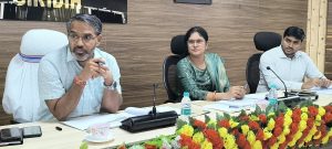 Giridih News: जिले में संचालित विकास योजनाओं की गति को बेहतर बनायें : डीसी