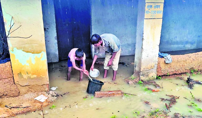 East Singhbhum News : सबर बस्ती में घुसा पानी, अनाज व चूल्हे भीगे