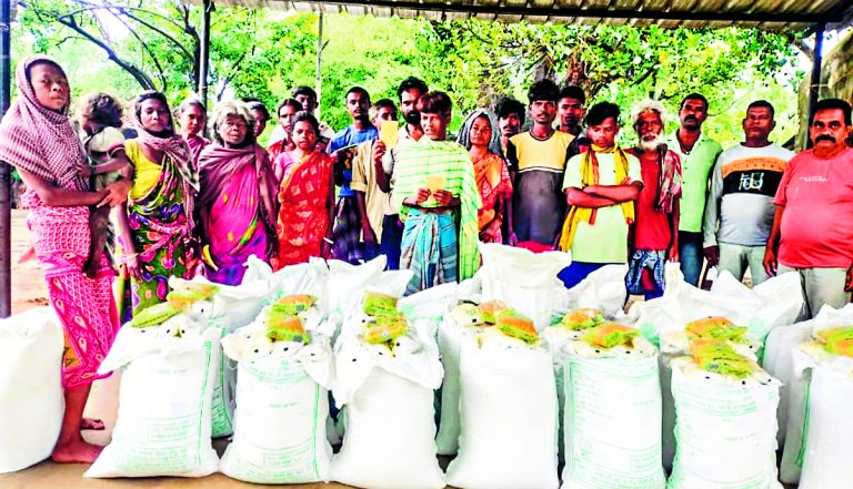 East Singhbhum News : दारीसाई, घुटिया, बागालगोड़ा के सबरों को 3 माह का राशन मिला