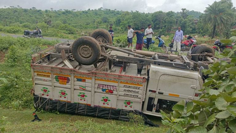 आम लदा पिकअप वैन पलटा, बच गयी चालक की जान