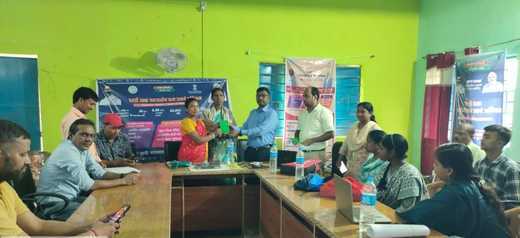 सरकारी योजनाओं का लाभ देने के लिए ग्रामीणों से लिया गया आवेदन