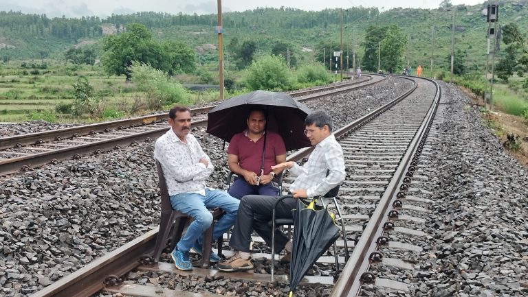 रेल ट्रैक के नीचे मिट्टी धंसी, रेलों का आवागमन बंद