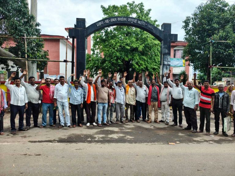 प्रखंड कार्यालय के समक्ष मांगों को लेकर कृषक मित्रों ने किया प्रदर्शन