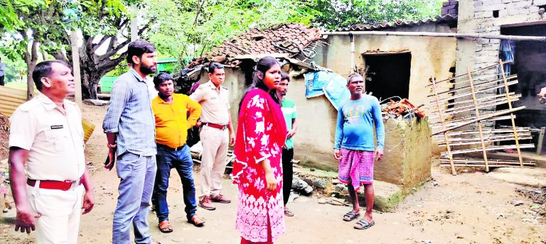 East Singhbhum News : गरीबों के लिए आफत बनी बारिश, दर्जनों घर ध्वस्त