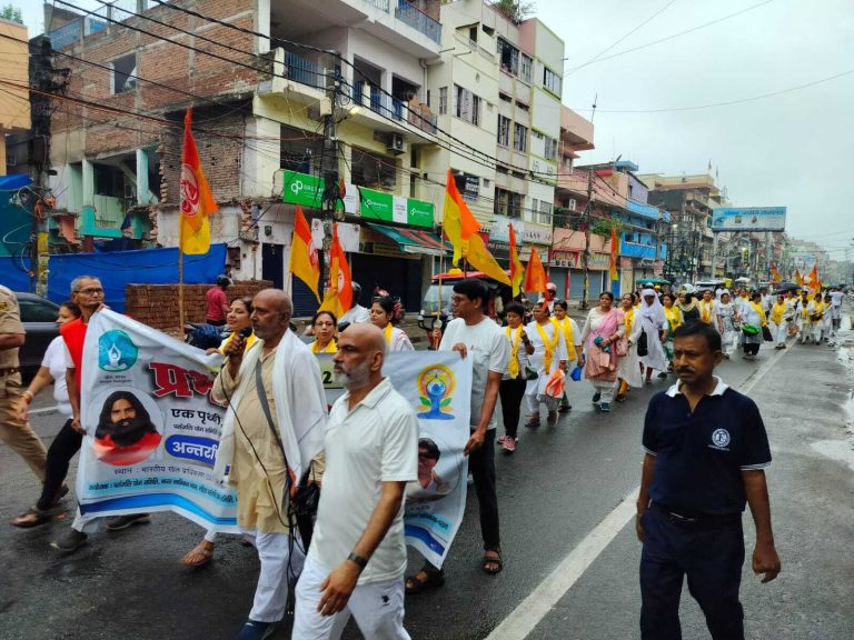प्रभात फेरी के जरिये लोगों को योग के प्रति लोगों को किया जागरूक
