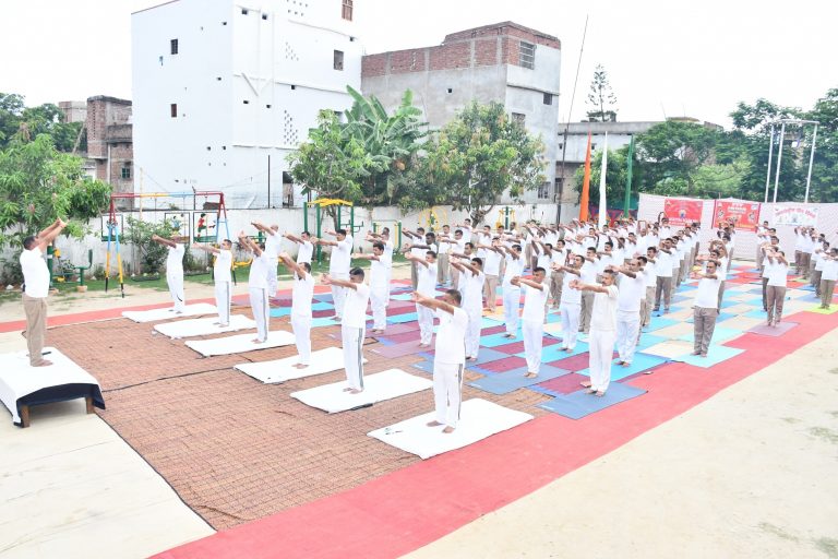 Sitamarhi : मानसिक, मनोवैज्ञानिक व शारीरिक स्वास्थ्य को योग जरूरी : कमांडेंट