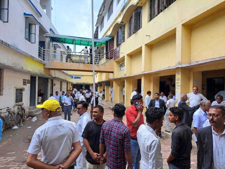 अधिवक्ता संघ का मतदान संपन्न, प्रत्याशियों के भाग्य का फैसला आज
