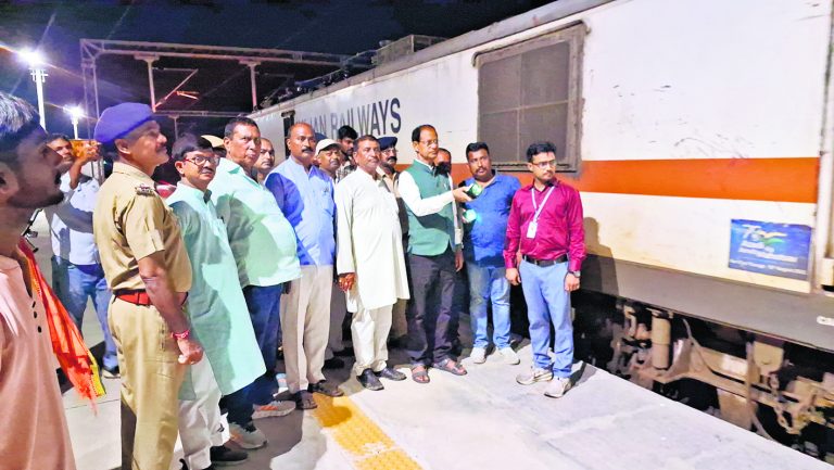 Gopalganj News : थावे स्टेशन से साबरमती एक्सप्रेस को किया रवाना