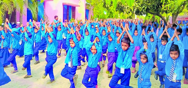 Gopalganj News : गोपालगंज क्लब में योगाभ्याष, योग कर लिया निरोग रहने का संकल्प