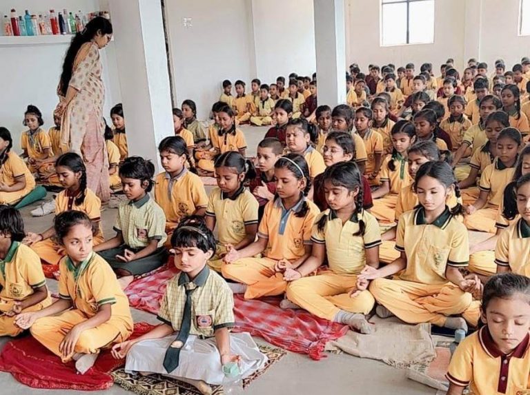 योग करो नीरोग रहो… लोगों ने दिनचर्या में शामिल करने की ली शपथ