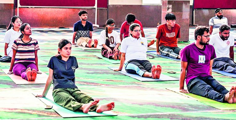 Rourkela News: स्वस्थ मन व शरीर के लिए योग को दिनचर्या का हिस्सा बनायें : एनआइटी निदेशक
