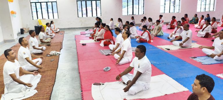 155 साधकों ने किया योगाभ्यास, फलाहार से दी स्वस्थ जीवनशैली की प्रेरणा