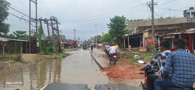 मूसलाधार बारिश से जल-जमाव,आवागमन में हो रही परेशानी मूसलाधार बारिश से जल-जमाव,आवागमन में हो रही परेशानी
