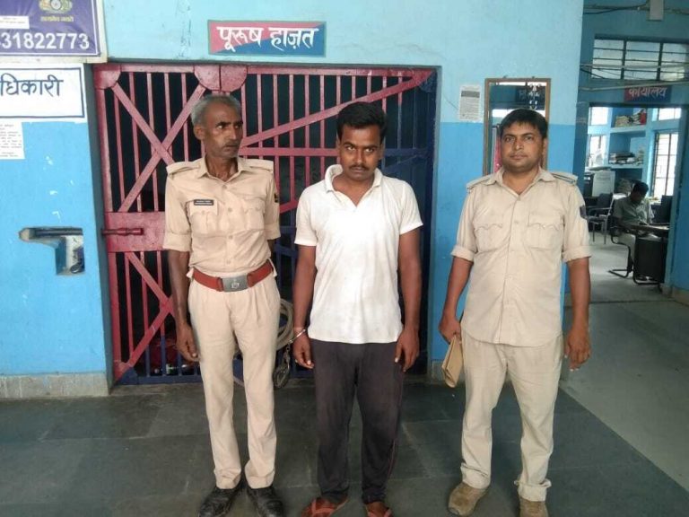 बाइक चोरी करते युवक पकड़ाया बाइक चोरी करते युवक पकड़ाया